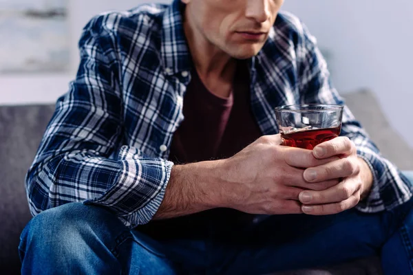 Visão Parcial Homem Com Bebida Alcoólica Sentado Sofá Casa — Fotografia de Stock