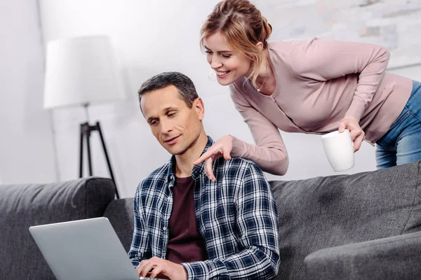 Portrait Couple Avec Ordinateur Portable Sur Canapé Maison — Photo gratuite