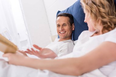 kaç gazete okuma görünümünü yan ve evde yatakta kitap