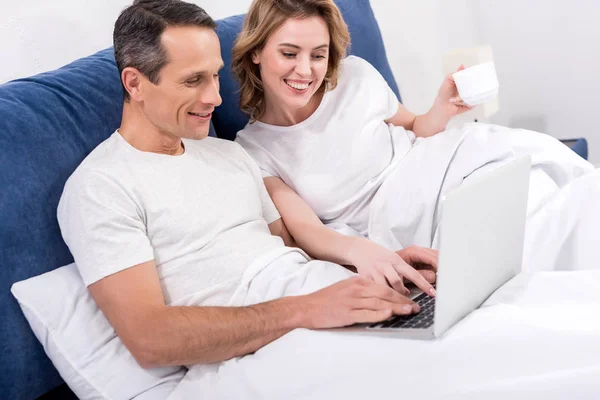 Retrato Casal Sorridente Com Laptop Cama Casa — Fotografia de Stock