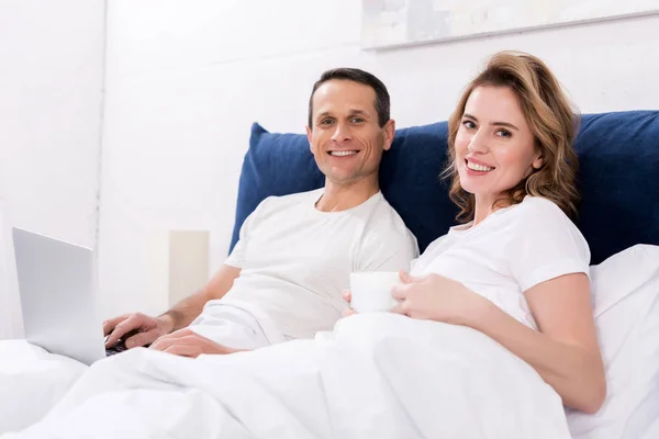 Portrait Cheerful Couple Laptop Bed Home — Stock Photo, Image