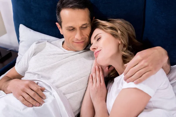 Hombre Mirando Esposa Durmiendo Cerca Cama Casa — Foto de Stock