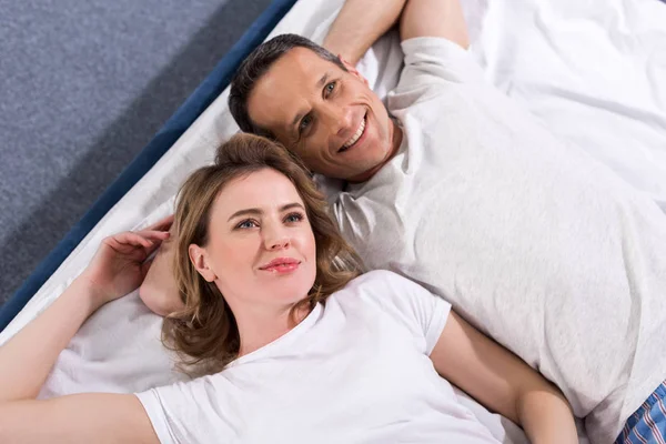 Vista Aérea Sonriente Pareja Enamorada Descansando Juntos Cama — Foto de Stock