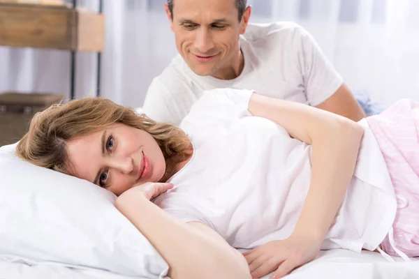 Selective Focus Man Looking Smiling Wife Lying Bed — Stock Photo, Image