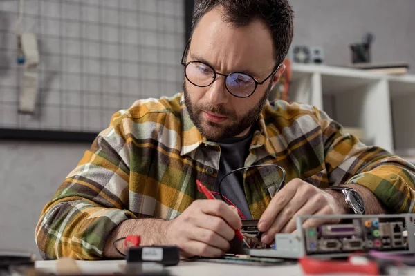 Man Använder Multimeter Fördriva Tiden Fästande Trasig Dator — Stockfoto