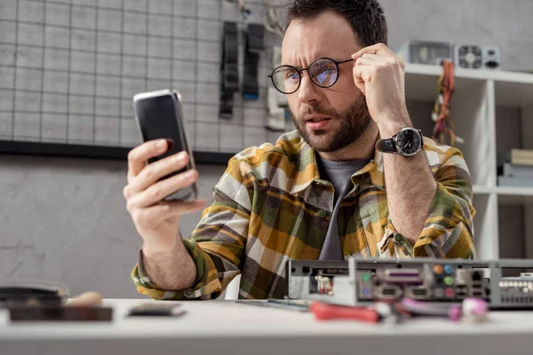 Mann Benutzt Smatphone Während Tisch Sitzt — Stockfoto