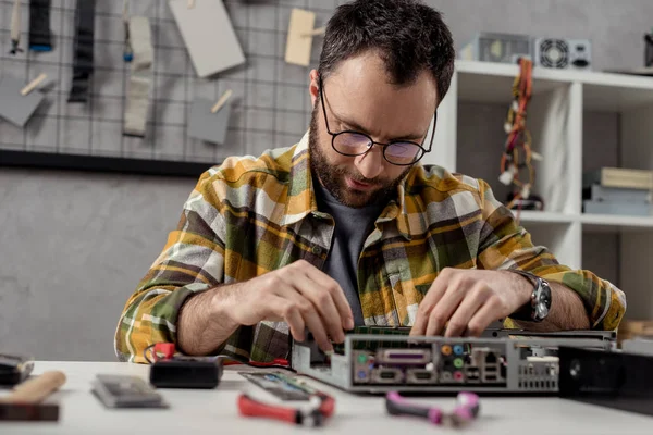 Man Kijkt Neer Terwijl Vaststelling Gebroken Computer — Gratis stockfoto