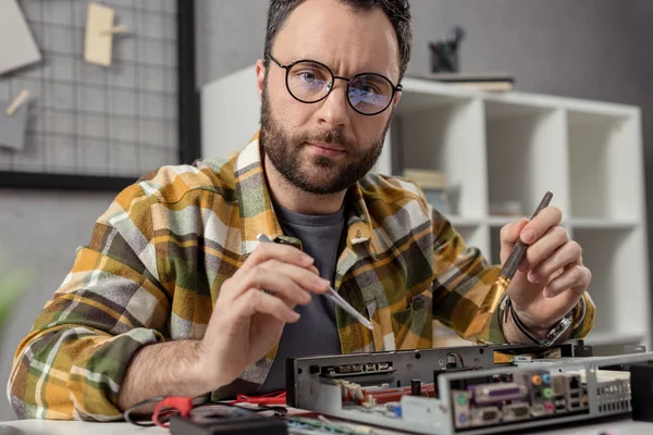 Reparatör Med Multimeter Fördriva Tiden Fästande Dator — Stockfoto