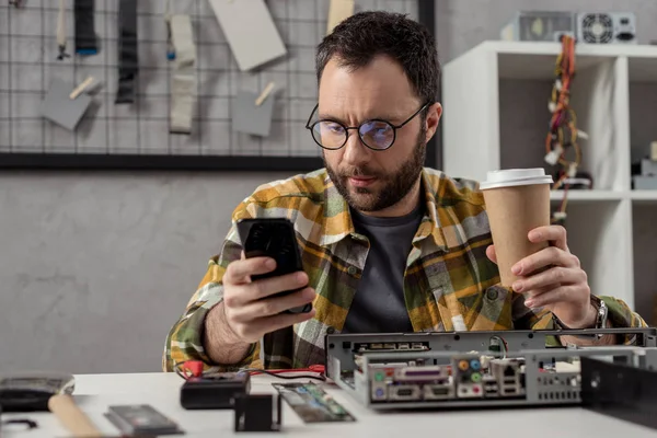 Reparaturhelfer Bedient Smartphone Während Kaffee Der Hand Hält — Stockfoto