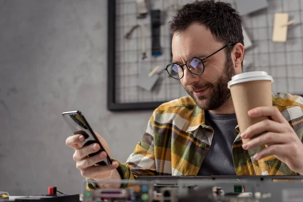 Homem Com Café Mão Usando Smartphone Sobre Quebrado — Fotografia de Stock