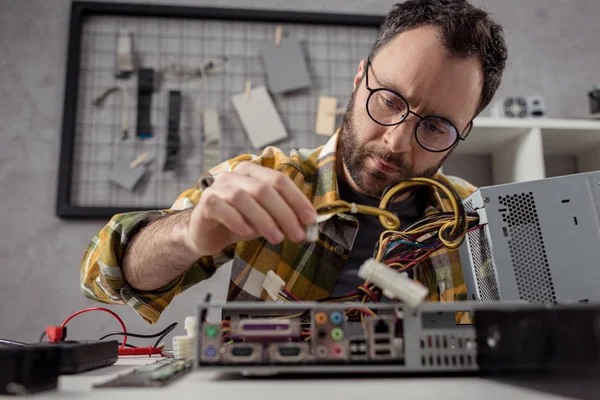 Homme Régler Les Détails Tout Fixant Ordinateur — Photo