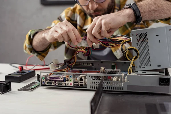 Cropped Image Man Fixing Computer Part — Stock Photo, Image