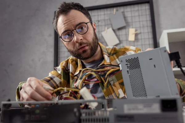 Repairman Glasses Repairing Broken Computer — Stock Photo, Image