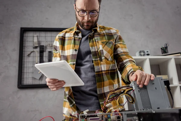 Reparador Usando Tablet Digital Durante Fixação Computador Quebrado — Fotografia de Stock