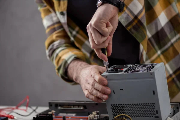 Abgeschnittenes Bild Eines Mannes Mit Schraubenzieher Der Computerteil Fixiert — Stockfoto