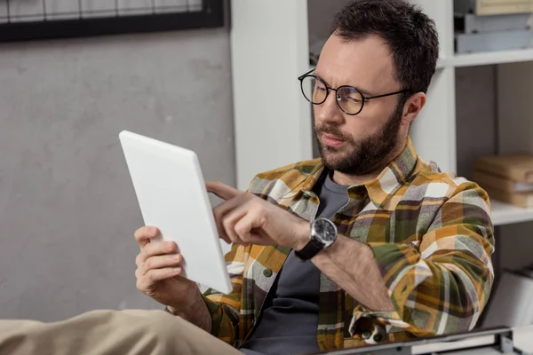 Opravář Sedí Používání Digitálních Tabletu — Stock fotografie