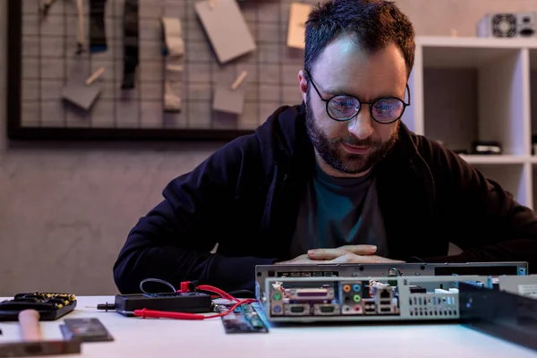 Mann Mit Brille Schaut Auf Computer Auf Tisch — Stockfoto