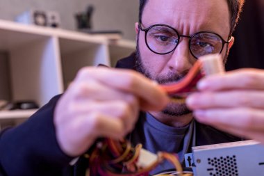 teller kırık ayrıntı tutan gözlüklü adam 