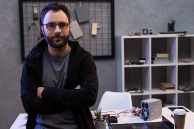 Kameraya bakarak gözlük kolları olan beyaz adam portresi geçti 