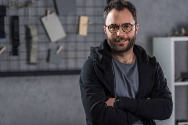 kameraya geçti silahlarla seyir gözlük gülümseyen adam