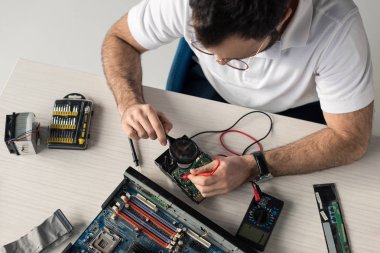 sabit disk sürücü test ederken multimetre kullanarak tamirci havai görünümü   