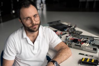 adam kameraya bakarak tablo üzerinde el ile