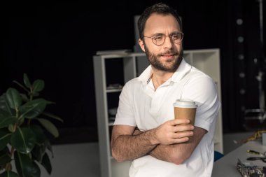 kahve el uzağa masanın üzerine eğilerek arayan adam 