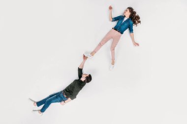 yakışıklı adamın tek elle beyaz izole kız arkadaşı taşıyan Üstten Görünüm