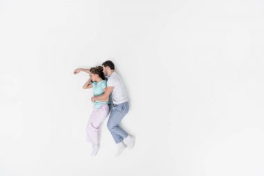 kucaklayan ve üzerinde beyaz izole yatmaya pijama çiftin Üstten Görünüm