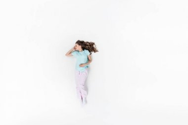 güzel genç kadının üzerinde beyaz izole uyku pijama Üstten Görünüm