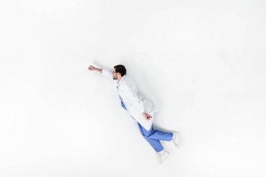 bir süper kahraman üzerinde beyaz izole gibi uçan doktor Üstten Görünüm