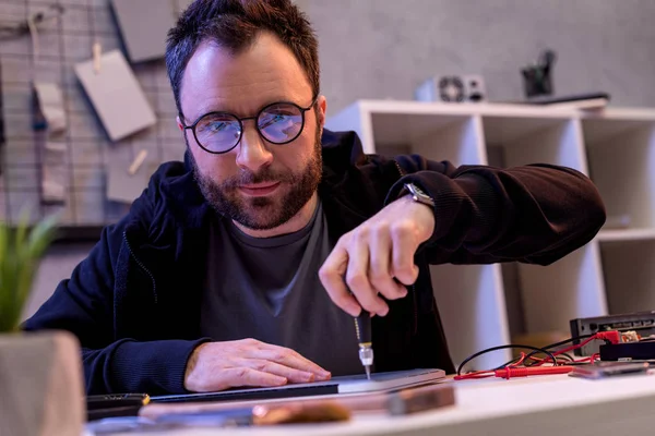 Man Using Screwdriver While Fixing Digital Tablet — Free Stock Photo