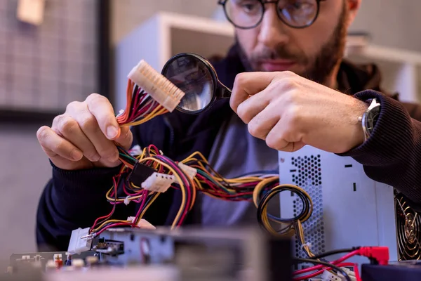 Hombre Sosteniendo Los Cables Mano Usando Lupa Mientras Que Fija — Foto de Stock