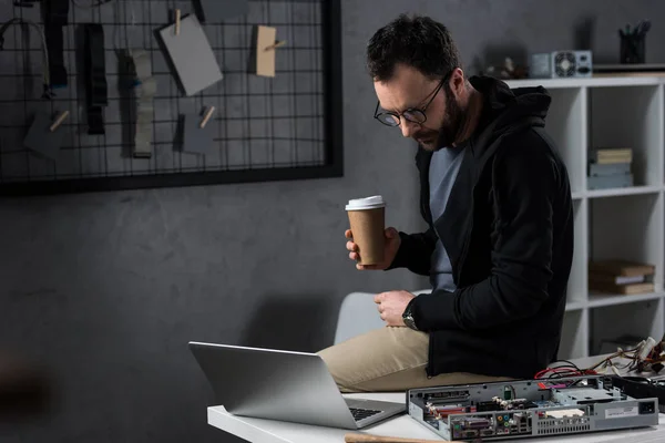 Muž Kávou Ruce Sedí Stole Při Pohledu Notebook — Stock fotografie