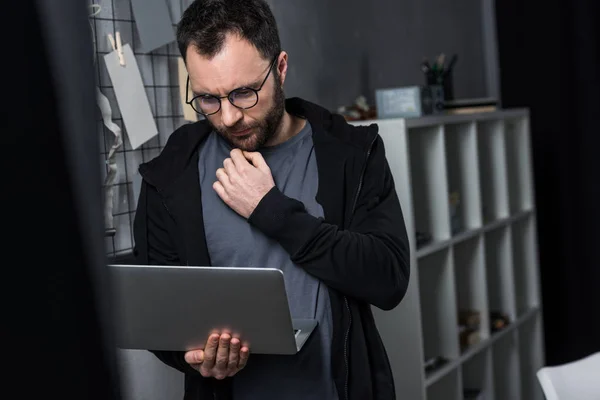 Man Glasses Standing Using Laptop — Stock Photo, Image