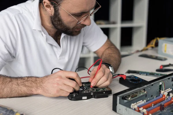 Repairman Using Multimeter While Testing Hard Disk Drive — Stock Photo, Image