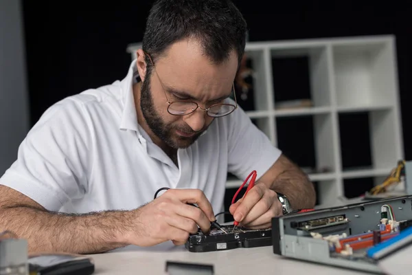 Repairman Using Multimeter While Testing Hard Disk Drive — Stock Photo, Image