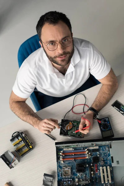 Man Använder Multimeter Medan Testa Hårddisk — Stockfoto