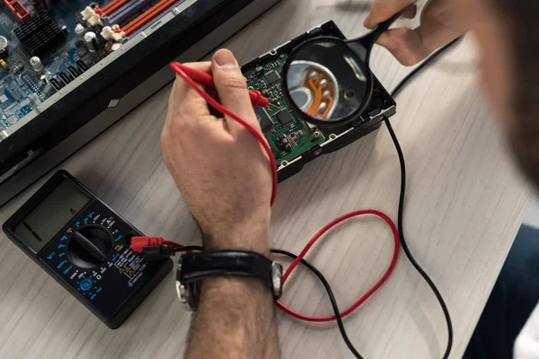 Обрезанный Образ Ремонтника Помощью Мультиметра Тестировании Жесткого Диска — стоковое фото
