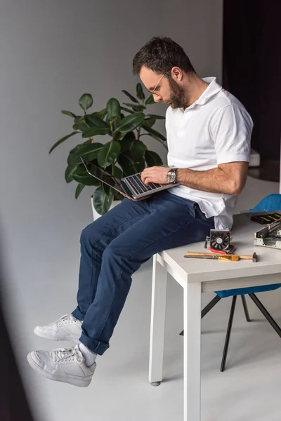 Man Zittend Tafel Het Gebruik Van Laptop — Gratis stockfoto