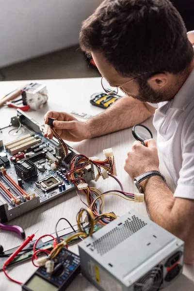 Homem Com Lupa Mão Fixação Quebrado — Fotografia de Stock