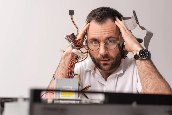 Hombre Asustado Con Cables Las Manos Cerca Cabeza Mirando Roto —  Fotos de Stock