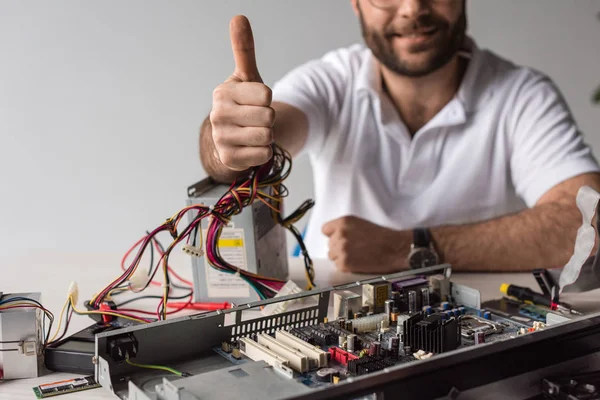 Mann Zeigt Daumen Nach Oben Gegen Kaputten Computer — Stockfoto