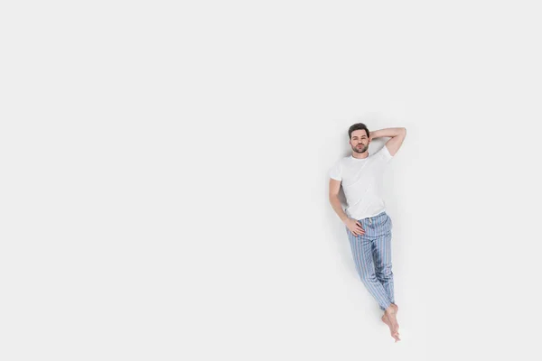 Draufsicht Auf Schlafenden Mann Pyjama Isoliert Auf Weiß — Stockfoto