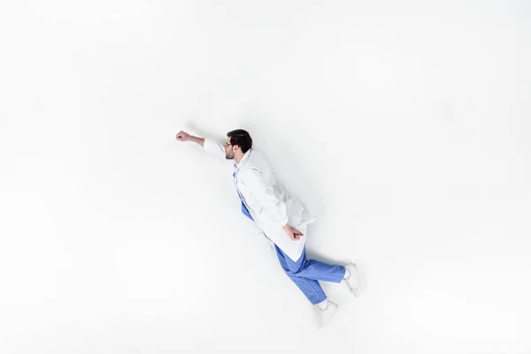Vista Superior Médico Voando Como Super Herói Isolado Branco — Fotografia de Stock