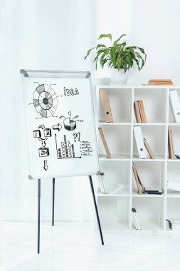 Beyaz tahta ile iş fikir simgeler ve office klasörlerinde ile ahşap raflar