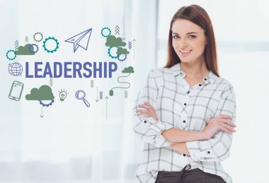 çapraz kolları ile ayakta ve kameraya, liderlik kavramı seyir çekici işkadını