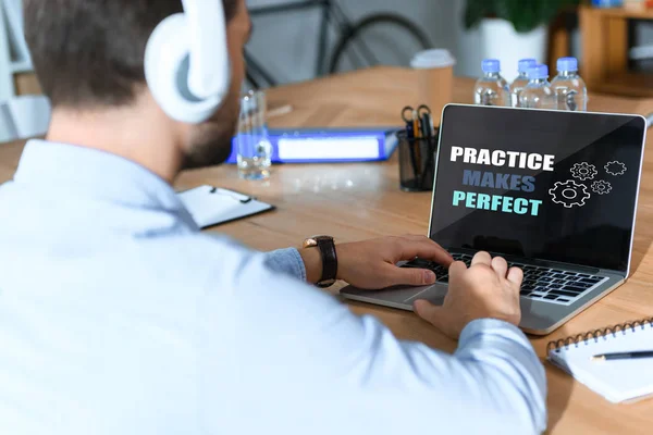 Tiro Recortado Empresário Fones Ouvido Ouvir Música Trabalhar Laptop Com — Fotografia de Stock