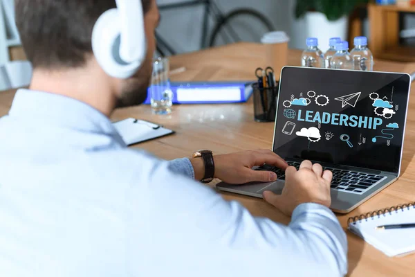 Recortado Disparo Hombre Negocios Auriculares Escuchando Música Trabajando Ordenador Portátil — Foto de Stock