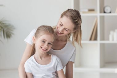 mutlu anne ve küçük kızı evde birlikte vakit